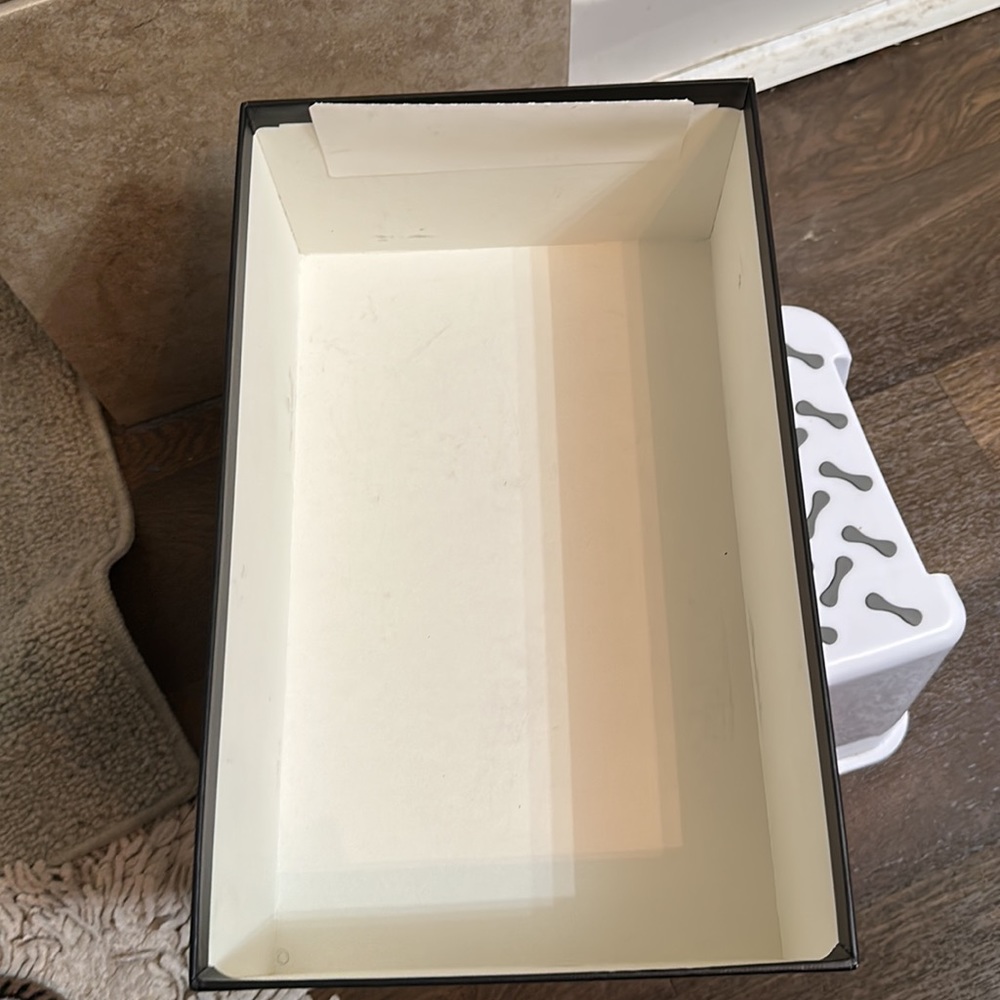 Empty Gucci Shoe Box - Picture 2 of 3